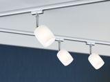 Drie witte glazen spots aan een zilveren rails met verstelbare houders voor moderne verlichting.