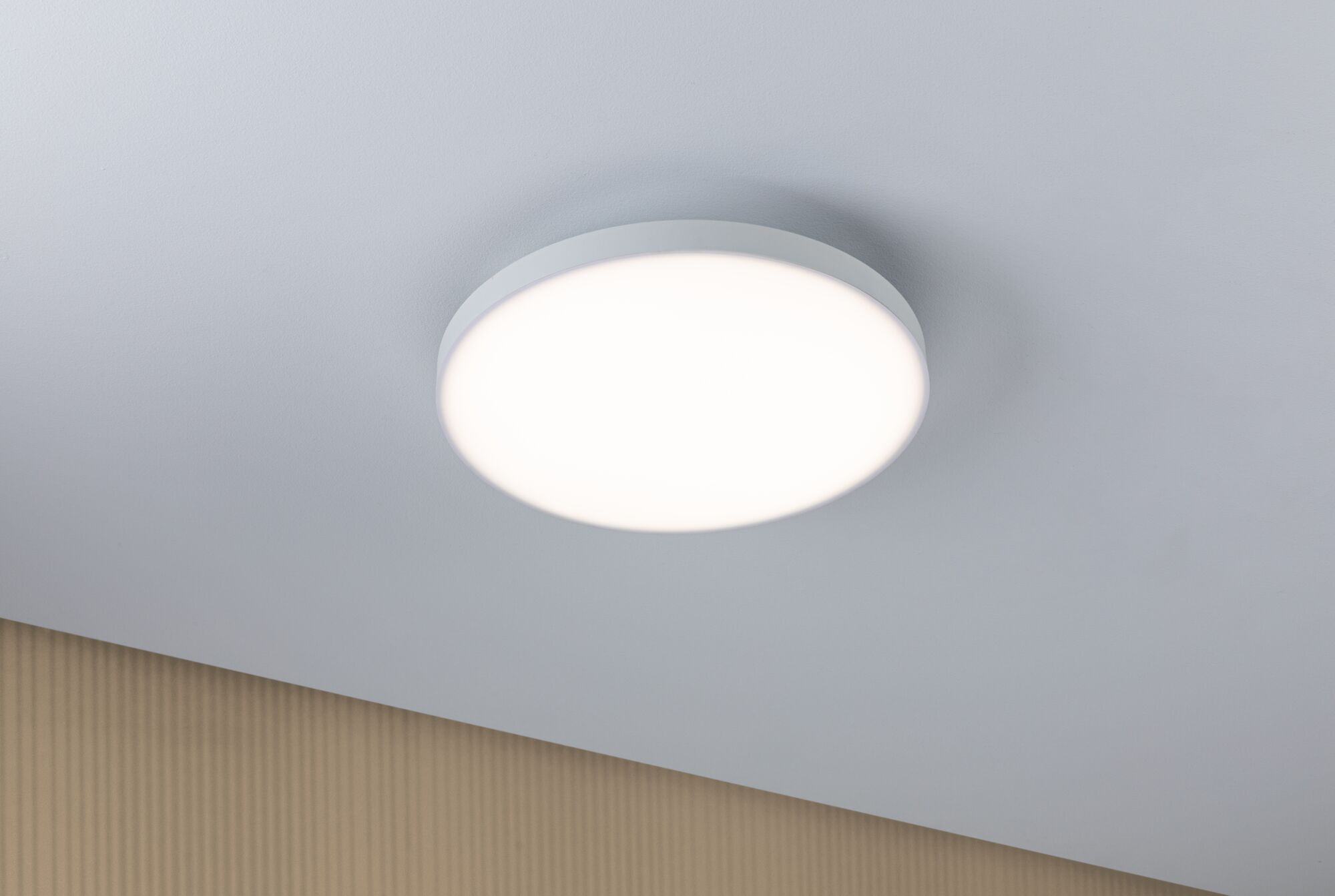 Runde weiße LED-Deckenleuchte mit mattem Diffusor für modernes Wohnambiente und energiesparende Beleuchtung.
