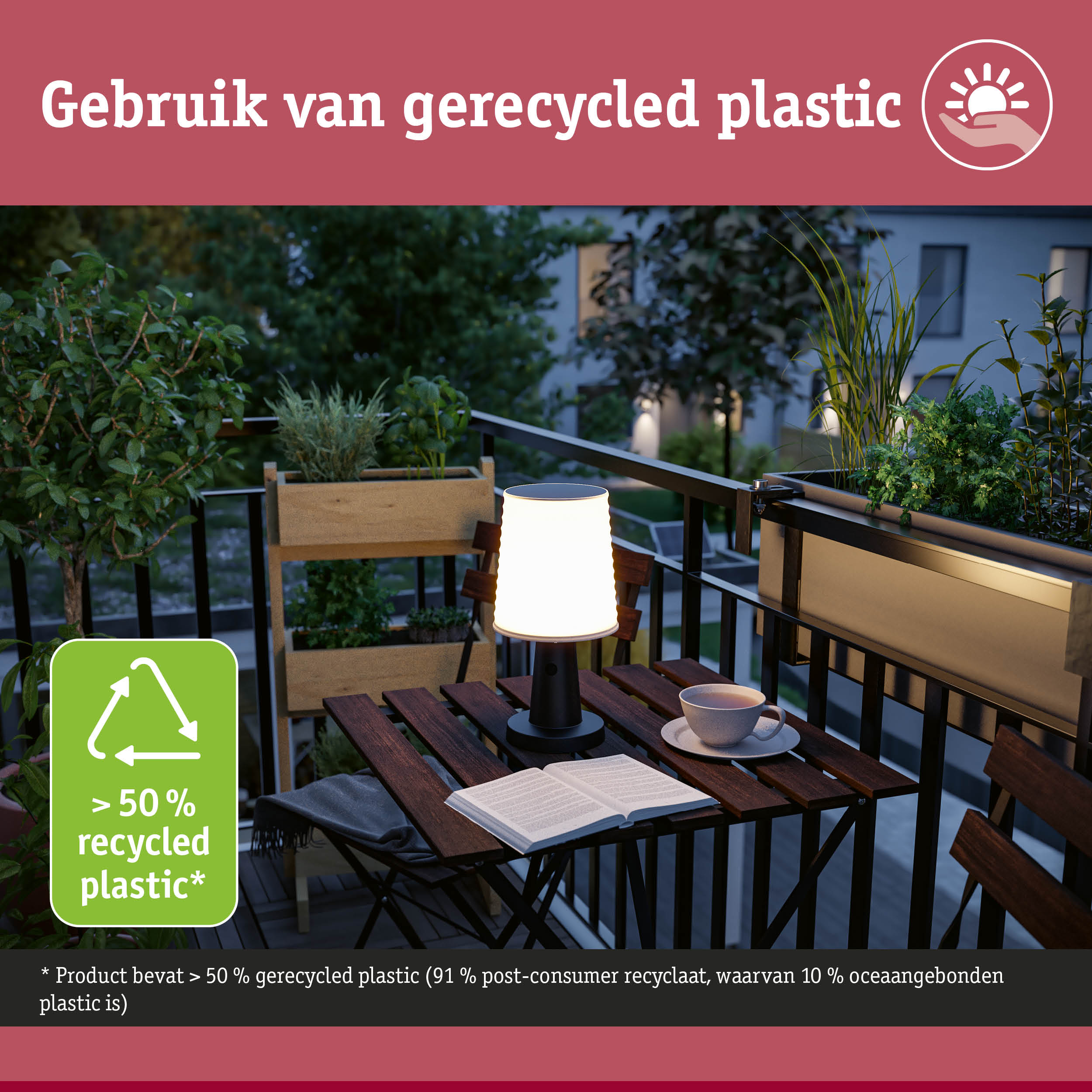 Zwarte buitenlamp voor op tafel gemaakt van meer dan 50% gerecycled plastic op balkon met planten
