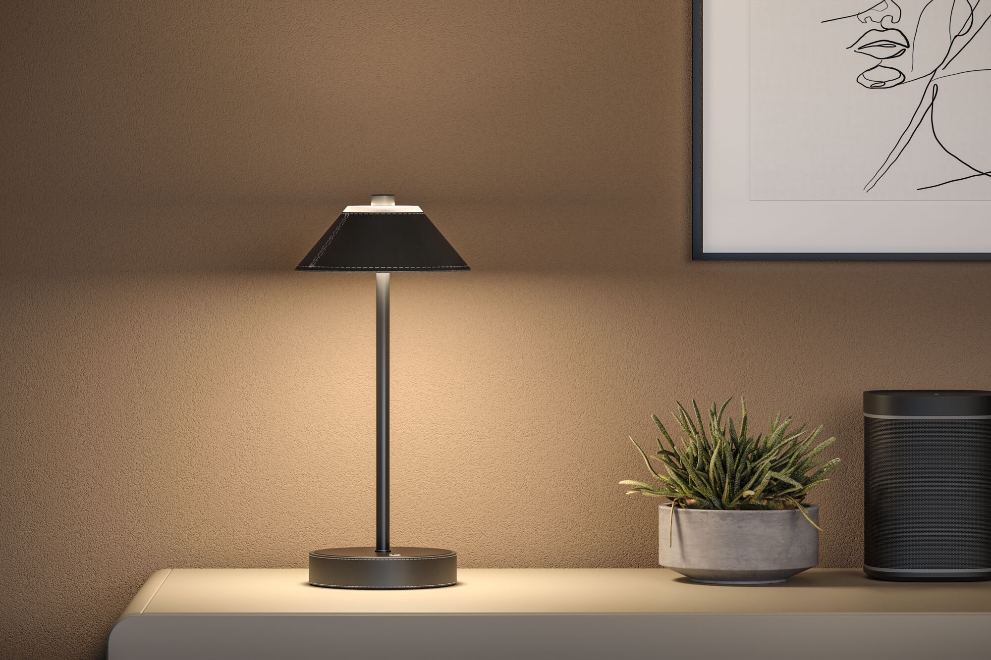 Moderne schwarze Tischlampe aus Metall mit Stoffschirm auf Sideboard neben Pflanze und Lautsprecher