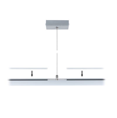 Silberne LED-Pendelleuchte mit Stahlseil und rechteckiger Deckenbefestigung für moderne Innenräume