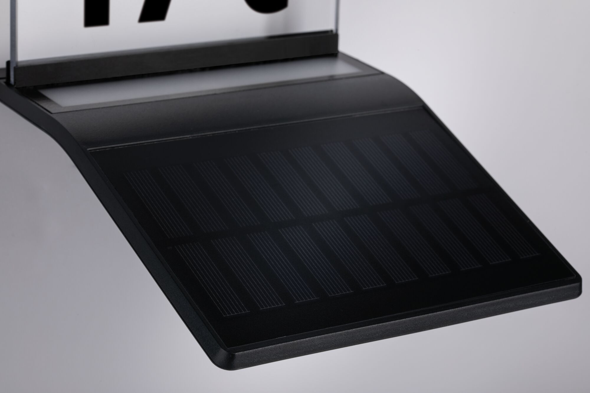 Schwarzes Solarpanel mit rechteckigen Zellen aus Kunststoff für nachhaltige Energiegewinnung