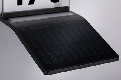 Panneau solaire noir en plastique avec cellules rectangulaires pour énergie durable