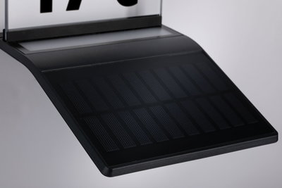 Schwarzes Solarpanel mit rechteckigen Zellen aus Kunststoff für nachhaltige Energiegewinnung
