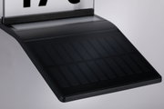 Schwarzes Solarpanel mit Glas und Kunststoffrahmen für nachhaltige Energiegewinnung