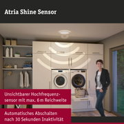 Weißer Atria Shine Sensor an Decke über Waschmaschine und Trockner in moderner Waschküche