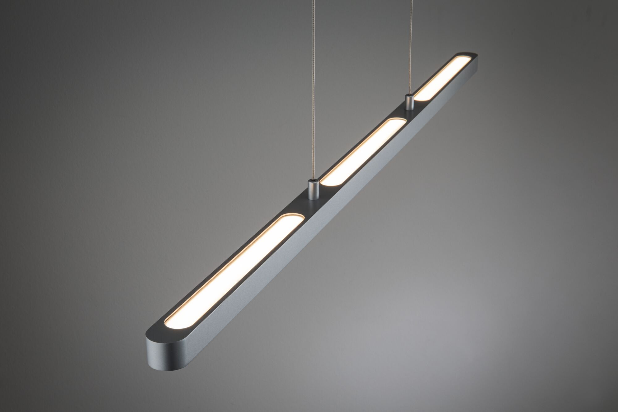 Moderne LED-Pendelleuchte aus Aluminium in Silber mit warmweißem Licht für Wohnräume.