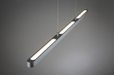 Moderne LED-Pendelleuchte aus Aluminium in Silber mit warmweißem Licht für Wohnräume.