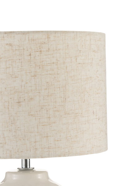 Beige Lampenschirm aus Leinen mit cremefarbenem Keramikfuß und Metallakzent für Wohnraumbeleuchtung