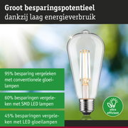 Transparante LED-gloeilamp met zilveren fitting en energiebesparend ontwerp op groen-blauwe achtergrond