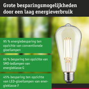 Transparante LED-gloeilamp met zilveren fitting en energiebesparend ontwerp op groen-blauwe achtergrond