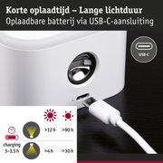Witte oplader met USB-C aansluiting en symbolen voor korte oplaadtijd en lange lichtduur