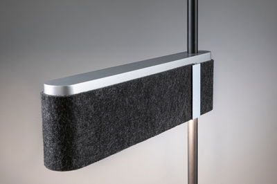 Moderne vloerlamparm met zilverkleurig aluminium en zwarte vilten bekleding voor stijlvolle verlichting