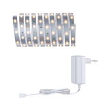 Bande LED flexible avec lumières blanc chaud et adaptateur secteur blanc pour éclairage polyvalent.