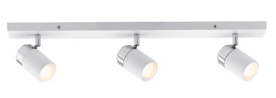 Witte LED-plafondspot met drie lampen en chromen accenten voor moderne verlichting