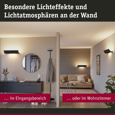 Moderne Wandlampen in Schwarz erzeugen warme Lichteffekte im Eingangsbereich und Wohnzimmer.