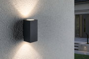 Schwarze Aluminium-Wandleuchte mit Up- und Downlight an grauer Außenwand für moderne Außenbeleuchtung