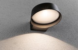Applique murale extérieure noire en métal avec diffuseur rond et LED blanc chaud pour façades.