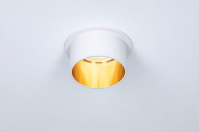 Ronde inbouwspot van wit metaal met warm wit licht voor moderne binnenverlichting
