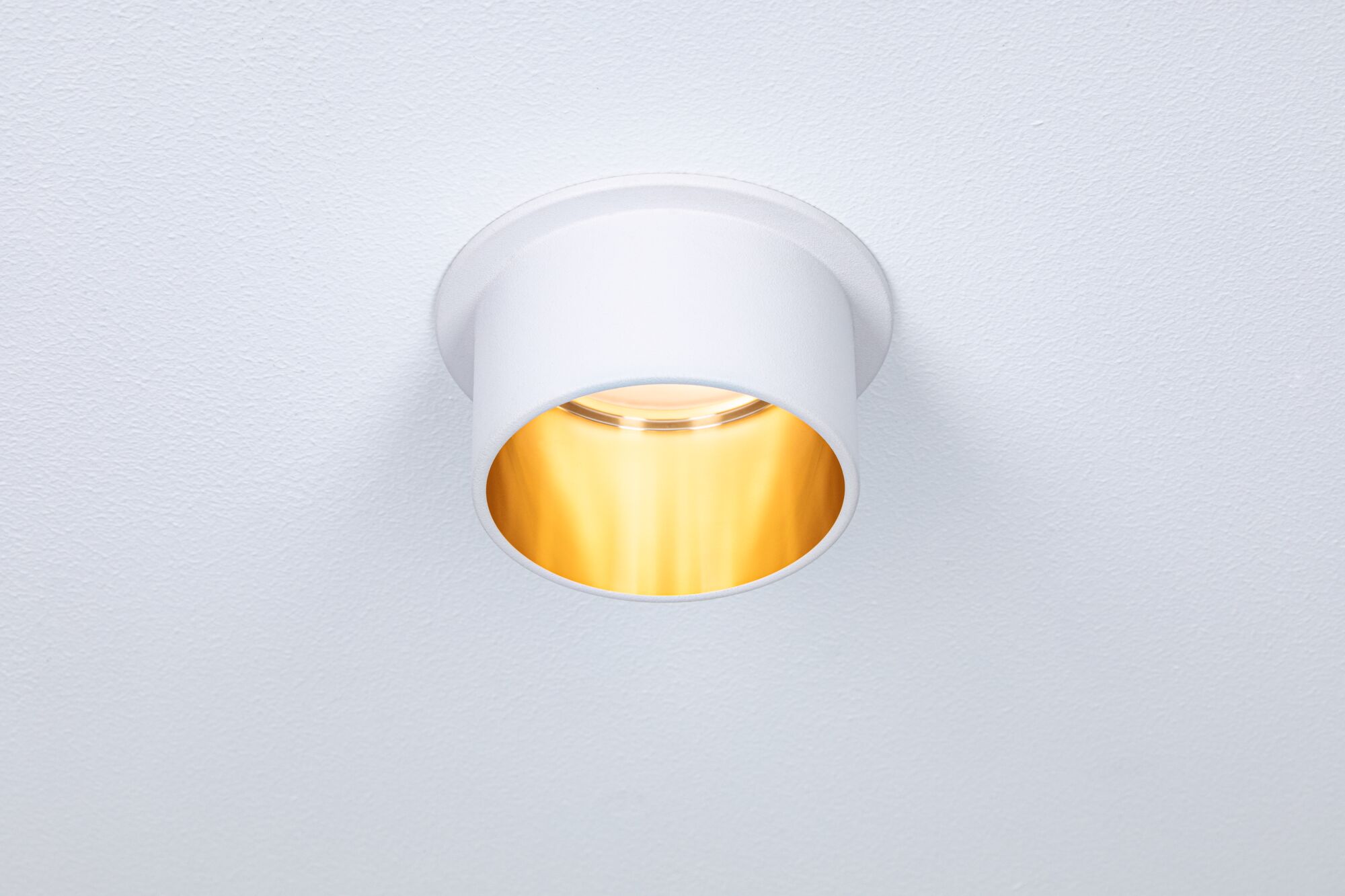 Weißer Einbaustrahler aus Metall mit warmweißem Licht für moderne Innenbeleuchtung