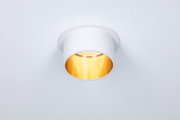 Weißer Einbaustrahler aus Metall mit warmweißem Licht für moderne Innenbeleuchtung