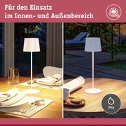 Weiße LED-Tischlampe mit IP44 Schutz für Innen- und Außenbereich auf Holztisch mit gedecktem Tisch