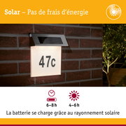 Éclairage solaire pour numéro de maison avec toit en acier inoxydable et panneau lumineux blanc sur mur en brique rouge