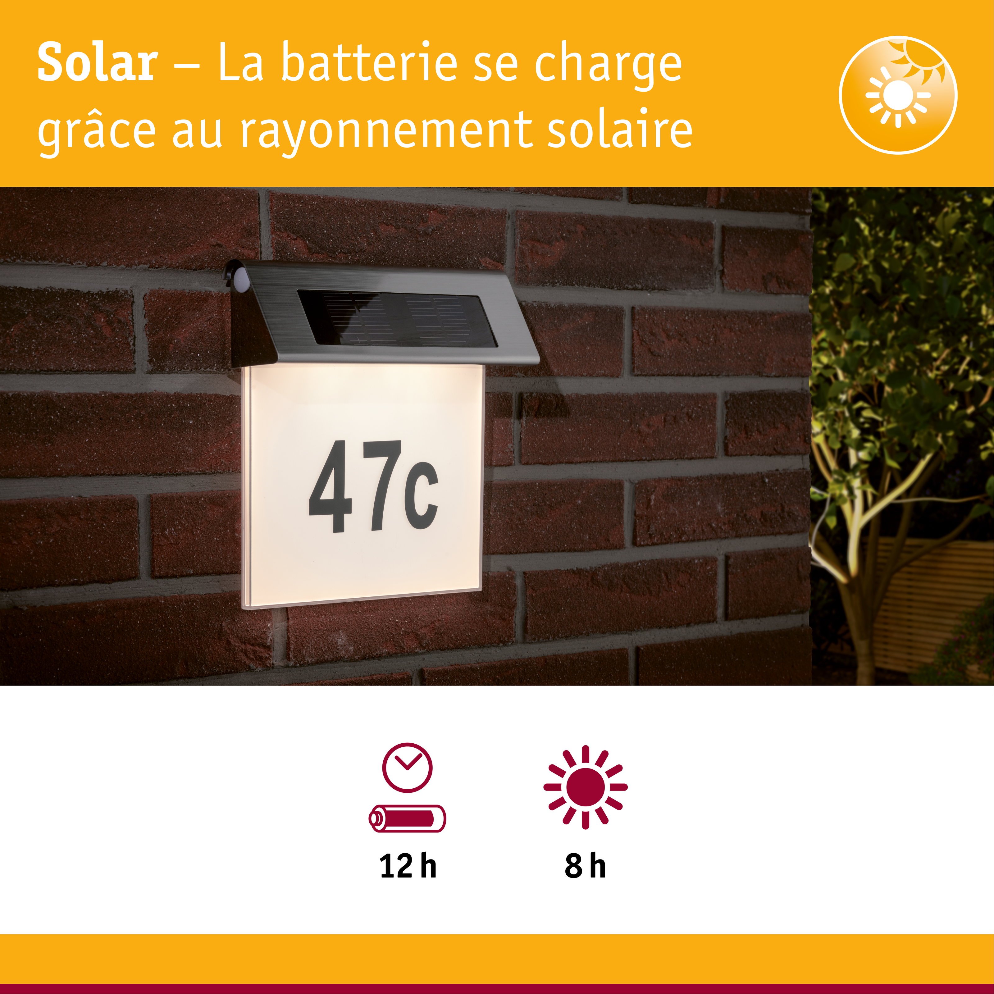 Éclairage solaire pour numéro de maison avec toit en acier inoxydable et panneau lumineux blanc sur mur en brique rouge