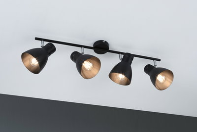 Schwarze Metall-Deckenleuchte mit vier verstellbaren Spots für moderne Raumbeleuchtung.