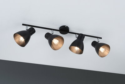 Plafonnier en métal noir avec quatre spots réglables pour un éclairage moderne.