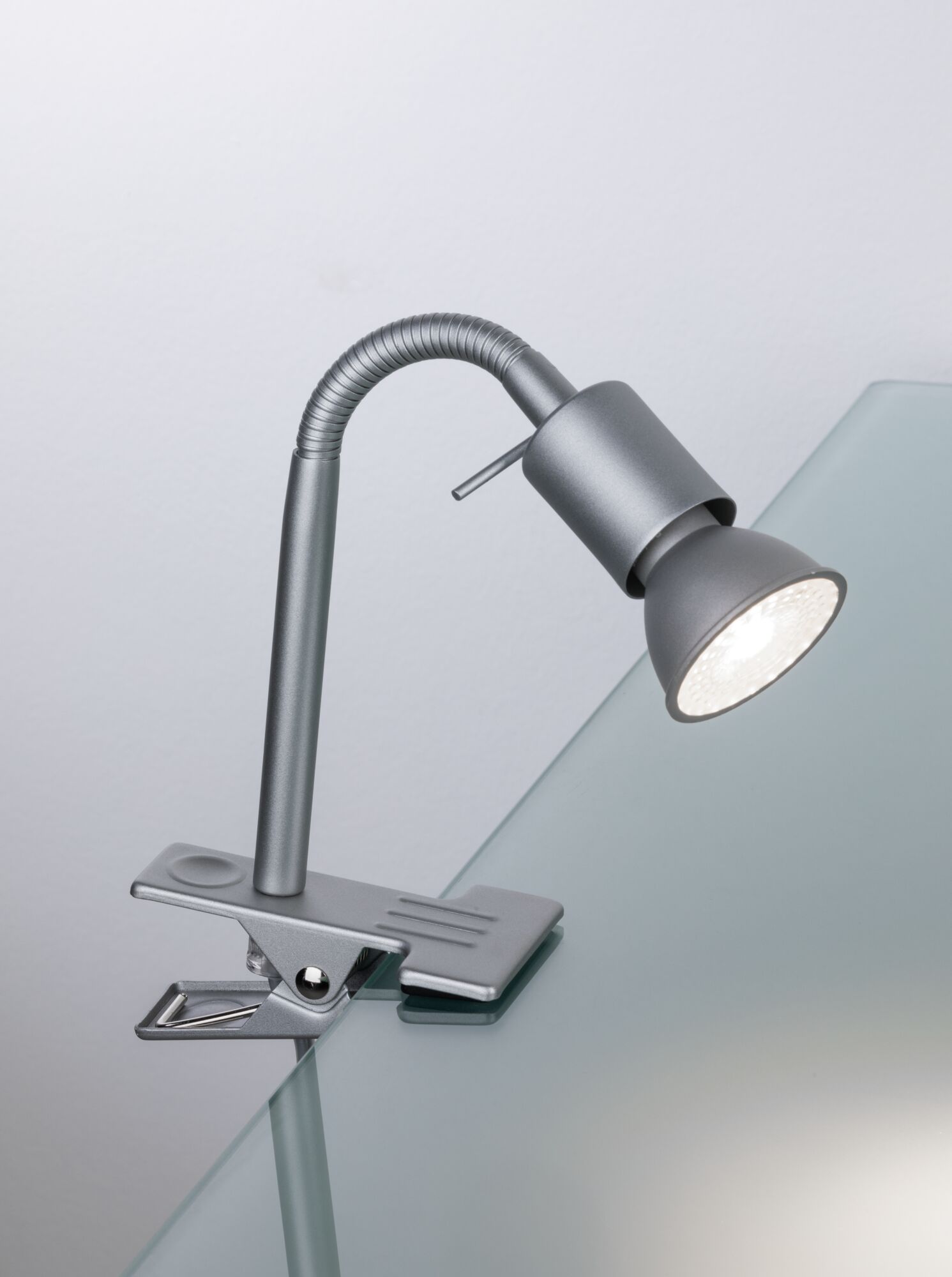 Lampe LED à pince en métal argenté avec col flexible pour éclairage de bureau ciblé