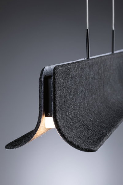Moderne Pendelleuchte mit schwarzem Filzschirm und warmweißem LED-Licht für stilvolle Raumbeleuchtung
