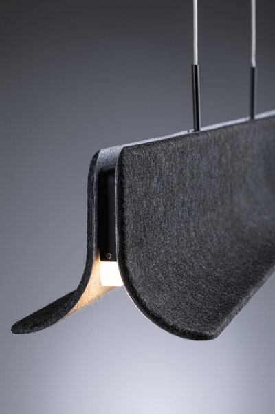 Moderne Pendelleuchte mit schwarzem Filzschirm und warmweißem LED-Licht für stilvolle Raumbeleuchtung