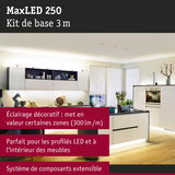 Cuisine blanche moderne avec kit d'éclairage LED MaxLED 250 pour meubles et éclairage décoratif