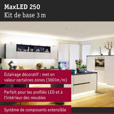 Cuisine blanche moderne avec kit d'éclairage LED MaxLED 250 pour meubles et éclairage décoratif