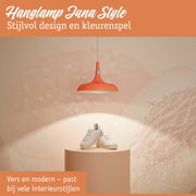 Oranje metalen hanglamp met modern design en stijlvol kleurenspel voor eigentijdse interieurs