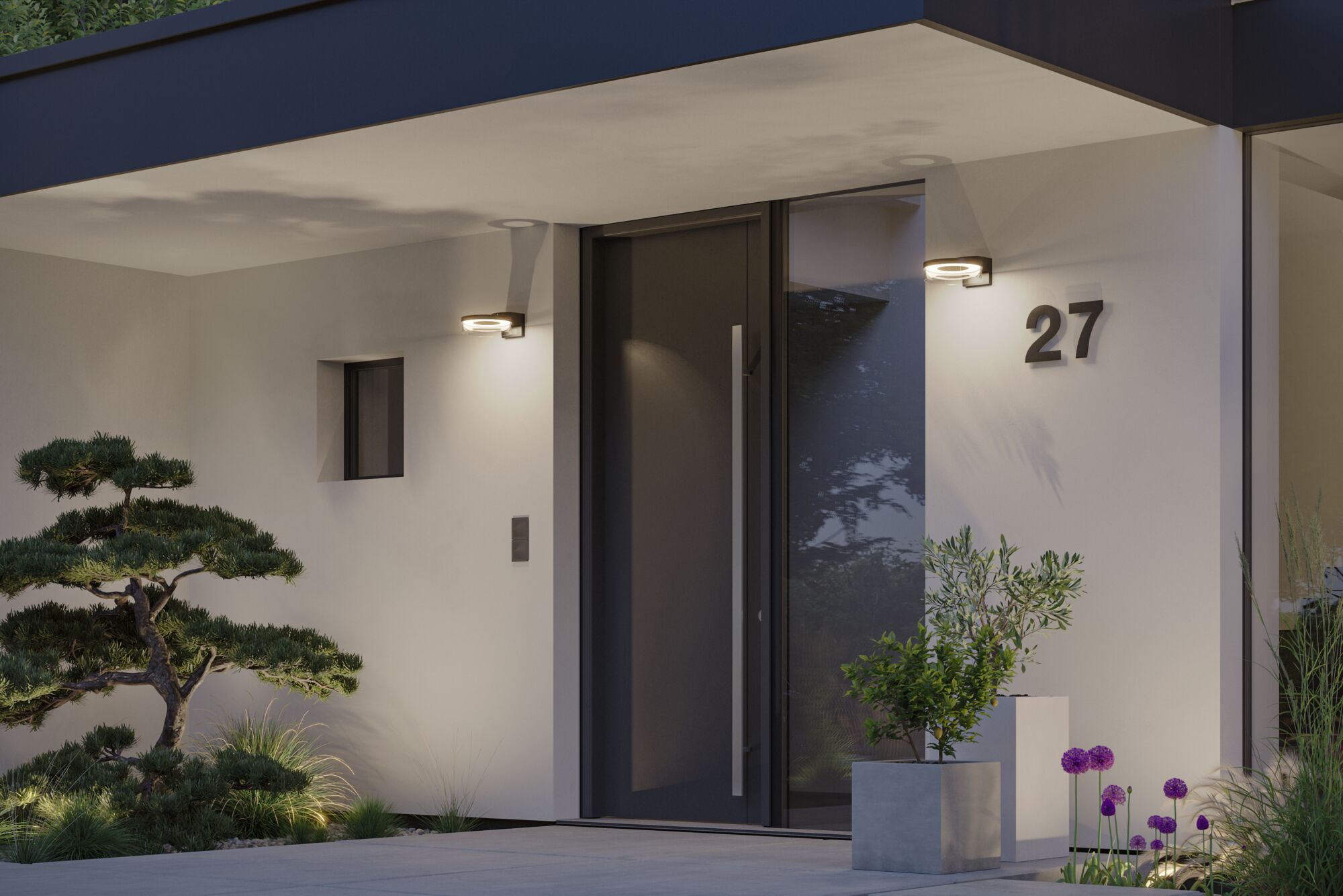 Moderne antracit udendørs væglamper med varmt hvidt LED-lys ved indgang med planter og husnummer.