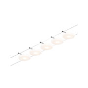 Moderne LED-Seilbeleuchtung mit fünf runden weißen Leuchten und Chromhalterungen für Wohnräume.