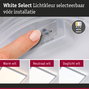Hand stelt witte LED-paneel in met keuze uit warm wit, neutraal wit en daglicht wit licht