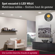 Spot encastré LED Whirl avec lumière blanc chaud dans un salon moderne avec fauteuil crème