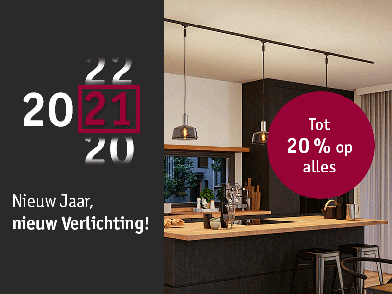 Moderne keukenverlichting met drie zwarte hanglampen boven houten aanrecht, 20 procent korting actie.