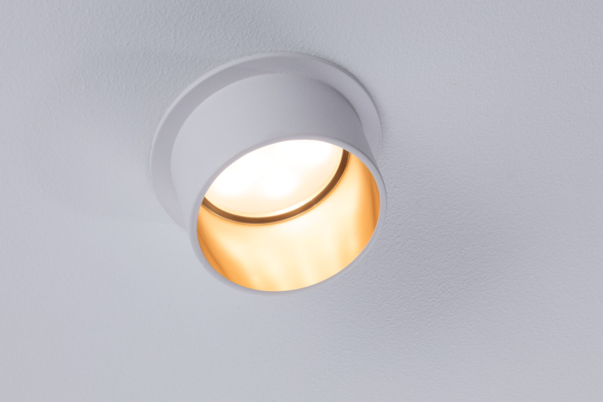 Runder weißer Deckenstrahler aus Metall mit warmweißem Licht für moderne Innenbeleuchtung
