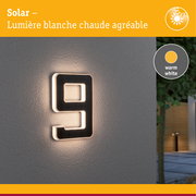 Numéro de maison solaire avec lumière LED blanc chaud sur mur gris pour éclairage extérieur