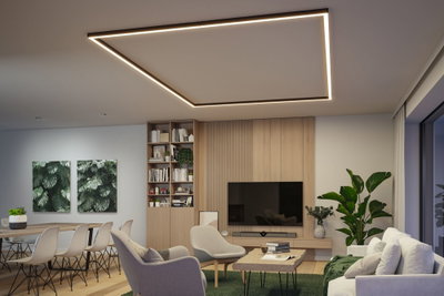 Moderne stue med firkantet LED-loftslampe i varmt hvidt lys og træreol.