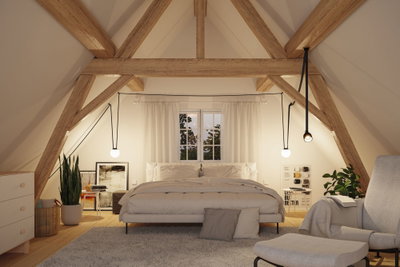 Hyggeligt soveværelse med træbjælker, hvide vægge, moderne pendellamper og beige seng med puder.