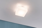 Quadratische Deckenleuchte aus weißem Glas mit warmweißem Licht für moderne Wohnräume.