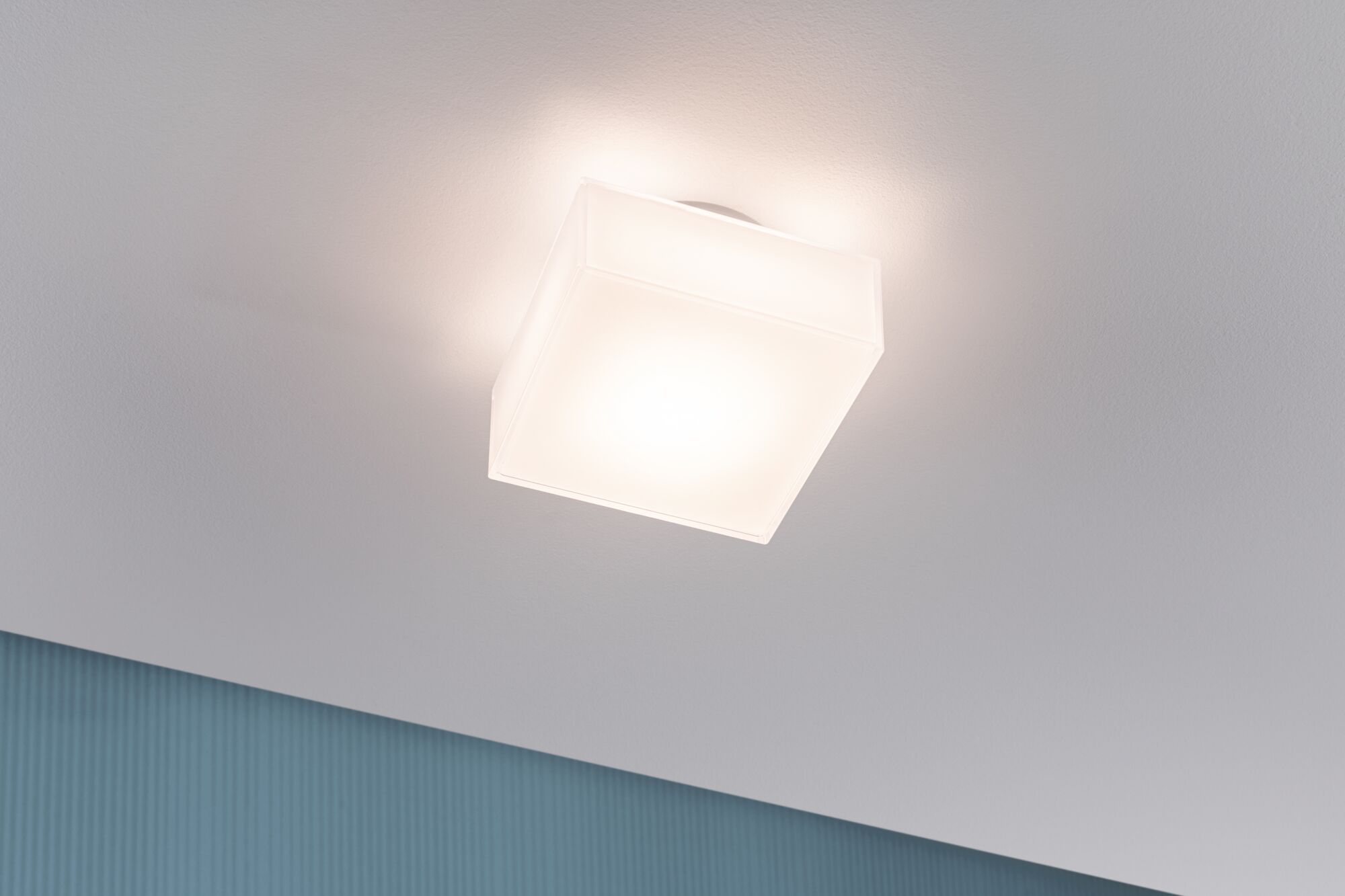 Quadratische Deckenleuchte aus weißem Glas mit warmweißem Licht für moderne Wohnräume.