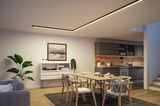 Modernes Esszimmer mit Holzstühlen, Esstisch und indirekter LED-Deckenbeleuchtung in warmweiß.