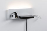 Moderne witte wandlamp met zwarte LED-spot en plankje voor smartphone met USB-laadkabels