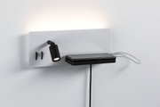 Moderne weiße Wandlampe mit schwarzem LED-Spot und Ablagefläche für Smartphone und USB-Ladekabel